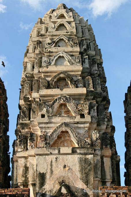 Il Prang di media (20 metri), Sri Sawai, Sukhothai - La Tailandia