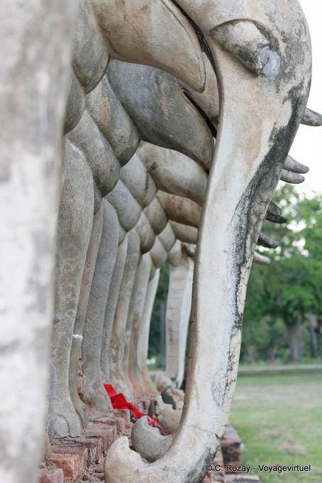 Corna di elefanti scolpiti, Wat Chang Lom, Sukhothai - La Tailandia