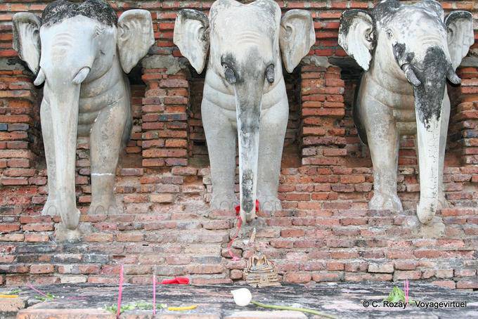 In uscita muro Elefanti, Wat Chang Lom, Old Sukhothai, Sukhothai, il Wat Chang Rop - La Tailandia