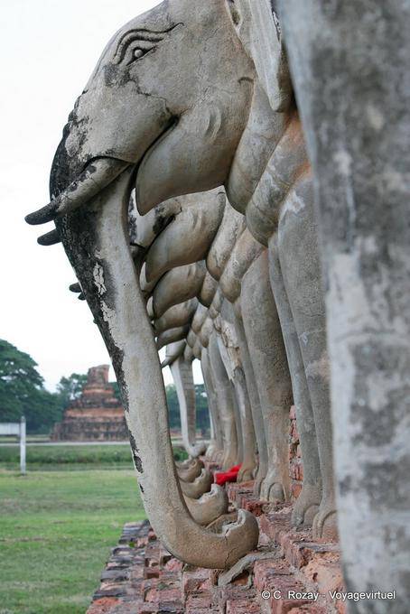 Elefanti che adornano la base del chedi, Wat Chang Lom, Sukhothai - La Tailandia