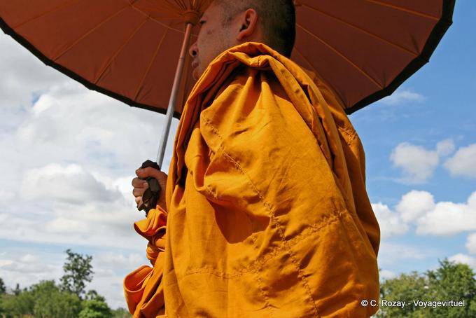 Monaco con un ombrello, Sukhothai, Wat Mahathat - La Tailandia