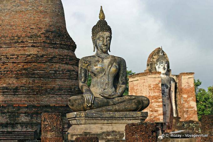 Buddha seduto di fronte al Phra Attharot, Sukhothai, Wat Mahathat - La Tailandia