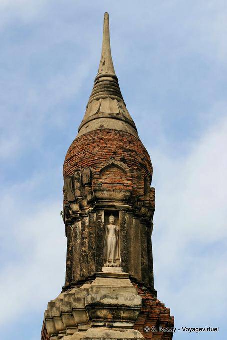 Alloggiamento chedi un Budda in piedi, Sukhothai, Wat Mahathat - La Tailandia