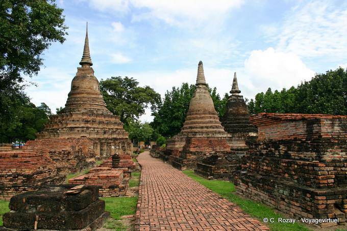 Path to chedis, Sukhothai, Wat Mahathat - La Tailandia