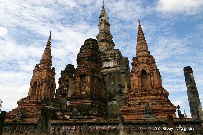 Sukhothai, Wat Mahathat Chedi in loto circondato da altri otto - La Tailandia