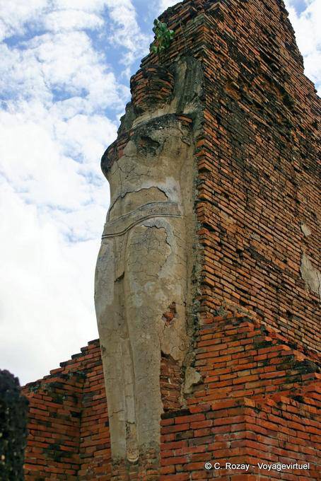 Buddha rimane sul muro di mattoni, Sukhothai, Wat Phra Pai Luang - La Tailandia