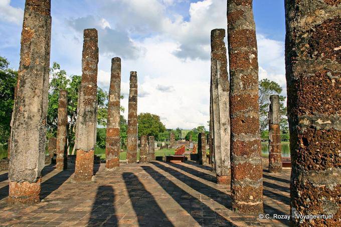 Le ombre delle colonne del tempio, Sukhothai, il Wat Sa Si - La Tailandia