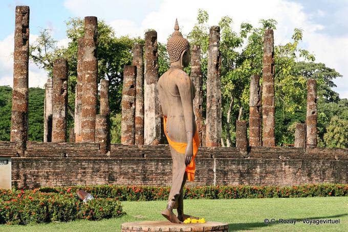 Buddha che cammina sul fondo di colonne, Sukhothai, il Wat Sa Si - La Tailandia