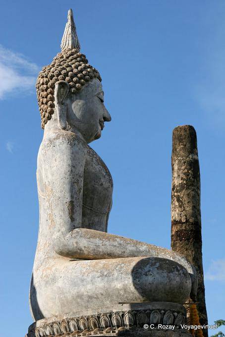 Statua di profilo, Sukhothai, il Wat Sa Si - La Tailandia