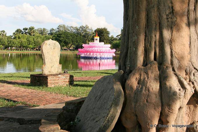 Isola nel mezzo del laghetto Traphang Trakuan, Sukhothai, il Wat Sa Si - La Tailandia