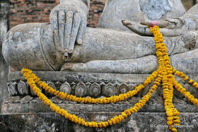 Buddha decorato con una corona, Sukhothai, il Wat Sa Si - La Tailandia