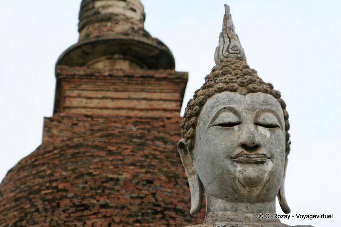 Buddha con gli occhi chiusi, Sukhothai, il Wat Sa Si - La Tailandia