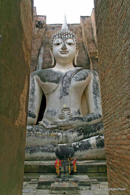 Stucco Buddha in un mandala di mattoni, Sukhothai, Wat Sri Chum - La Tailandia