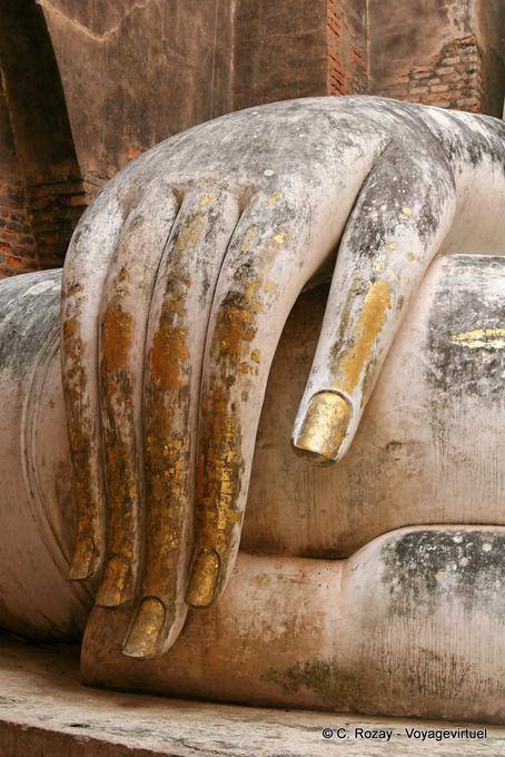 Mano destra appoggiata sul ginocchio, Sukhothai, Wat Sri Chum - La Tailandia