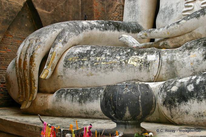 Posizione Hands-mudra bhumisparsha Sukhothai, Wat Sri Chum - La Tailandia