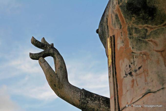 Primo piano sulla mano di Buddha, Sukhothai, Wat Trapang Ngoen - La Tailandia