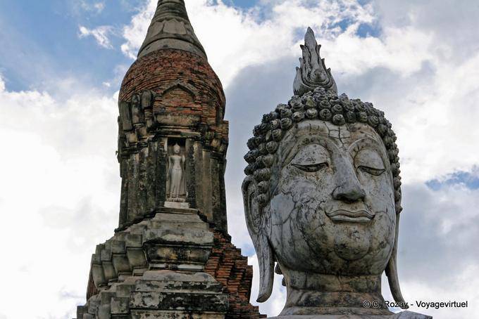 Buddha testa e di nicchia chedi nel fiore di loto, Sukhothai, Wat Trapang Ngoen - La Tailandia
