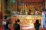 La preghiera davanti all'altare, Wat Choeng Phanan, Ayutthaya, La Tailandia.