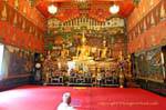 Vecchia immagine di Buddha in ubosoth, Wat Choeng Phanan, Ayutthaya, La Tailandia.