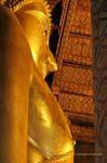 Golden Buddha vista dal basso, Wat Choeng Phanan, Ayutthaya, La Tailandia.