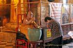 La benedizione di Monk, Wat Choeng Phanan, Ayutthaya, La Tailandia.