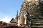 Immissione di un chedi o stupa, Wat Phra Sri Samphet, Ayutthaya, La Tailandia.