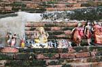 Figure su una parete, Wat Phra Sri Samphet, Ayutthaya, La Tailandia.