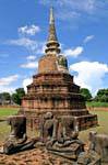 Statue seduti nel chedi fronte, Wat Raj Burana, Ayutthaya, La Tailandia.