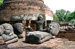 Sculture in pezzi, Wat Raj Burana, Ayutthaya, La Tailandia.