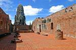 All'interno del Ubosot e Prang (Wat Ratchaburana), Wat Raj Burana, Ayutthaya, La Tailandia.