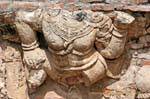 Primo piano sulla scultura Fregio, Wat Raj Burana, Ayutthaya, La Tailandia.