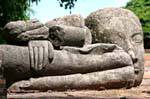 Statua a pezzi, Wat Raj Burana, Ayutthaya, La Tailandia.