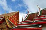 Tempio di tetti e Chofahs, Wat Wat Choeng Phanan, Ayutthaya, La Tailandia.