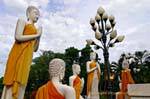Devozione e lampada da terra, Wat Yai Chai Mongkol, Ayutthaya, La Tailandia.