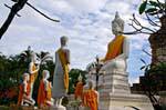 Statue gruppo di preghiera, Wat Yai Chai Mongkol, Ayutthaya, La Tailandia.