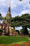 Grande chedi visto per il giardino, Wat Yai Chai Mongkol, Ayutthaya, La Tailandia.