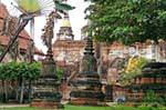 Chedi Mini nel giardino, Wat Yai Chai Mongkol, Ayutthaya, La Tailandia.
