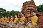 Bhumisparsa fila di Buddha, Wat Yai Chai Mongkol, Ayutthaya, La Tailandia.