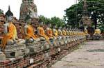 Allineamento Buddha seduto, Wat Yai Chai Mongkol, Ayutthaya, La Tailandia.