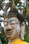Copricapo Buddha, Wat Yai Chai Mongkol, Ayutthaya, La Tailandia.