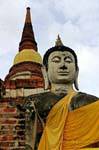 Buddha ai piedi della Grande Stupa, Wat Yai Chai Mongkol, Ayutthaya, La Tailandia.