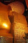 Poggiatesta Buddha sdraiato, Wat Pho (Wat Phra Chettuphon), Bangkok, La Tailandia.