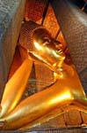 La testa di un Buddha disteso, altro punto di vista, Wat Pho, Bangkok, La Tailandia.