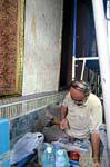 Restauratore d'arte, Wat Pho (Wat Phra Chettuphon), Bangkok, La Tailandia.