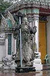 Gigantesca guardia statua in piedi, Wat Pho (Wat Phra Chettuphon), Bangkok, La Tailandia.