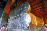Piedi di Buddha reclinato con sandali intarsiati di madreperla firma 108 buoni auspici, Wat Pho, Bangkok, La Tailandia.