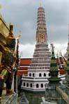 Piccolo prang ornato, Wat Phra Kaew, Bangkok, La Tailandia.