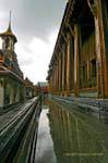 Sotto la pioggia, Wat Phra Kaew, Bangkok, La Tailandia.