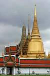 Tre architetture puntati verso il cielo, Wat Phra Kaew, Bangkok, La Tailandia.
