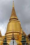 Stupa dorato, Wat Phra Kaew, Bangkok, La Tailandia.